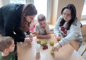 Studentki pomagają Leonowi