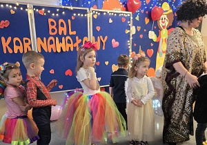 Dzieci tańcza ze swoją Panią