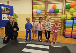 Pani policjantka i dzieci przy pasach