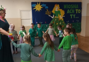 Dzieci tańczą trzymając sie za ręce