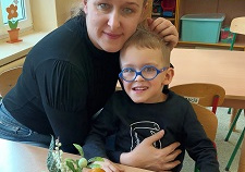 Krzys z mamą z wykonanym stroikiem