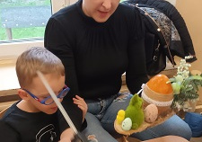 Krzys z mama przy pracy