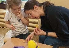 Amelka z mamą przy pracy