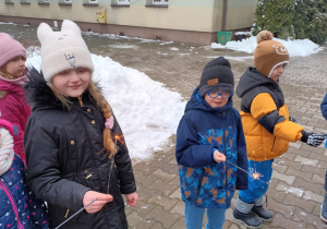 Dzieci trzymają zimne ognie