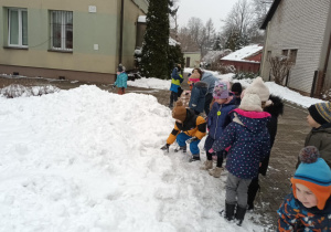 Dzieci biorą w ręce śnieg