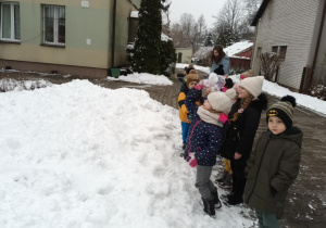 Dzieci obserwują przyrode