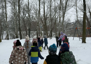 Dzieci spacerują