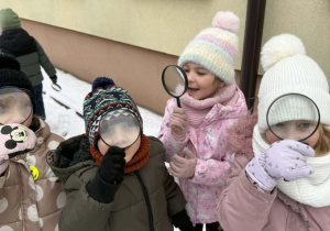 Dzieci patrzą przez lupy