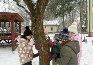 Dzieci obsewują korę drzewa