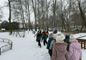 Dzieci idą w parach