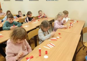 Dzieci pracują przy stolikach