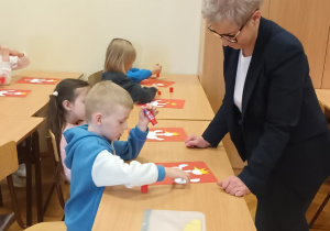 Dzieci pracują przy stolikach