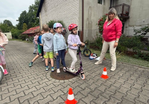 Dziewczynka jedzie na hulajnodze