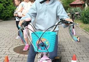 Dziewczynka jedzie na rowerze