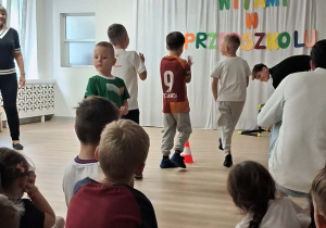 Dzieci trenują