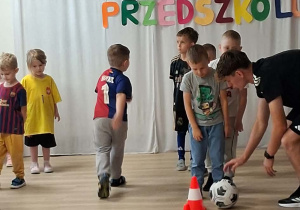 Dzieci trenują