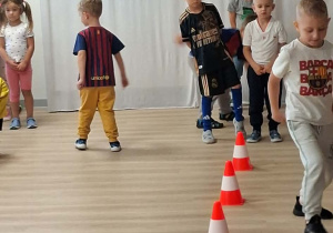 Dzieci trenują