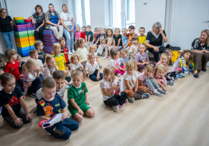 Dzieci siedzą na widowni