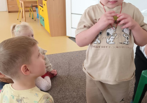 Chłopiec stoi z zawiązanymi oczami