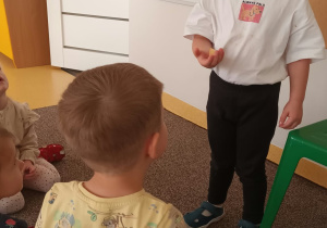 Chłopiec stoi z zawiązanymi oczami