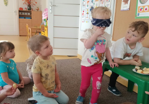 Dzieci siedzą na dywanie
