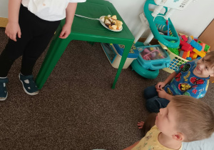 Dzieci siedzą na dywanie