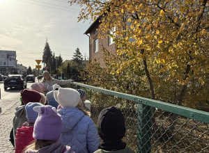 Spacer w poszukiwaniu oznak jesieni