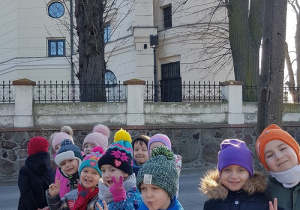 Dzieci przy kościele św. Jakuba