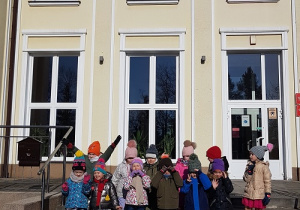 Dzieci na schodzach przed budynkiem Szkoły Muzycznej