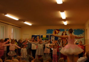 Dzieci tańcza z baletnicami