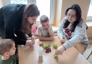 Studentki pomagają Leonowi