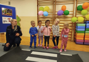 Pani policjantka i dzieci przy pasach