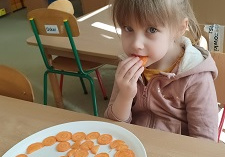 Nela zjada plasterki marchewki