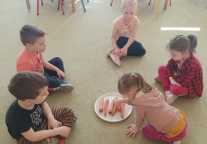 Nela porządkuje marchewki