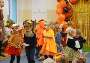 Dzieci tańczą do jesiennych piosenek