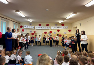 Grupa Delfinki śpiewa piosenkę "Serce nauczyciela"