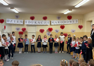 Dzieci śpiewają piosenkę