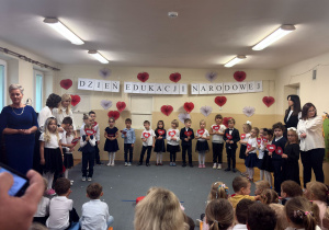 Dzieci trzymają serduszka