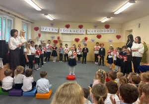 Dziewczynka mówi wiersz