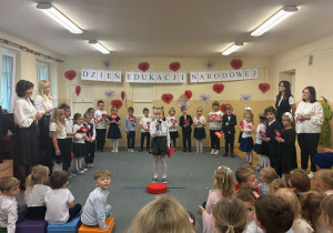 Dziewczynka mówi wiersz