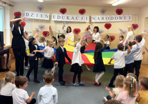 Dzieci machają wstążkami