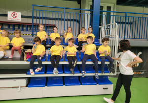 Dzieci siedzą na widowni