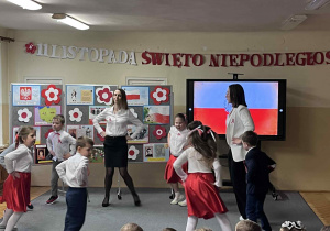 Dzieci tańczą "Krakowiaka"