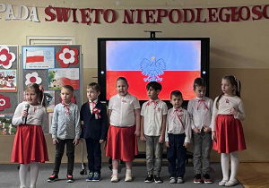 Dziewczynka mówi wiersz