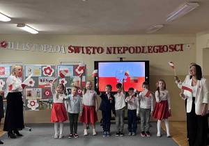 Dzieci i Panie śpiewają piosenkę "Jestem Polakiem"