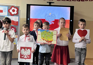 Dzieci trzymają symbole narodowe