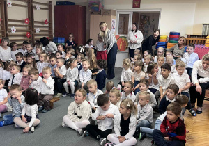 Publiczność ubrana na galowo