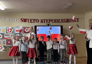 Dzieci trzymają flagi
