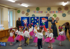 Dzieci tańczą
