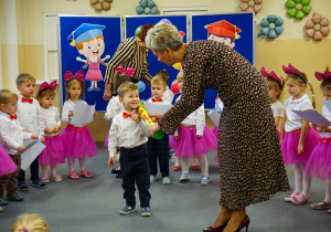 Pani Dyrektor pasuje na przedszkolaka